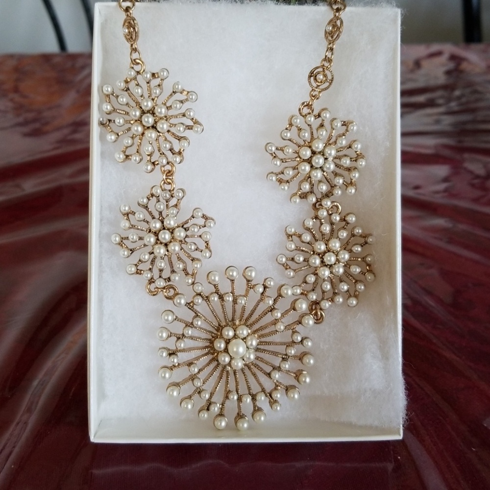 Pearl and gold costumes necklace